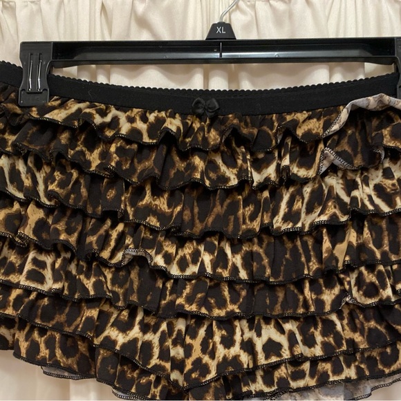 Leopard Print Ruffle Shorts ๐ - Picture 4 of 8